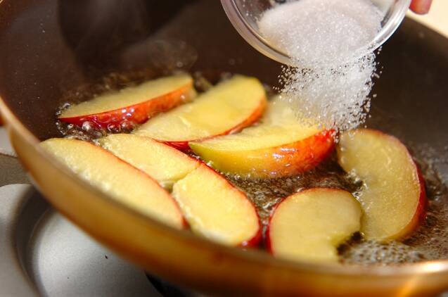 焼きリンゴとバニラアイスの作り方の手順2