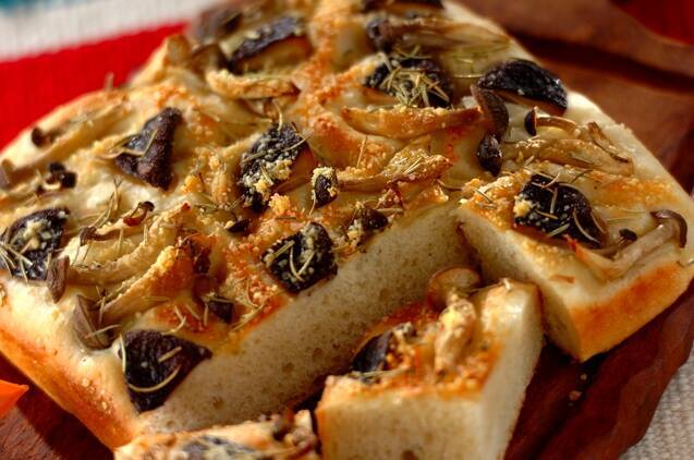 カッティングボードの上で切り分けられたきのこのフォカッチャ