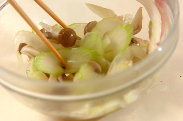 セロリとシメジの甘酢和えの作り方の手順3