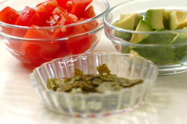 アボカドとトマトののり和えの作り方の手順1