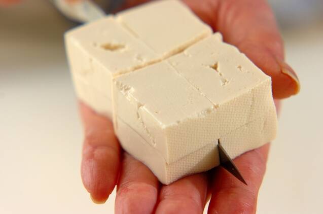 豆腐とゴマのみそ汁の作り方の手順1