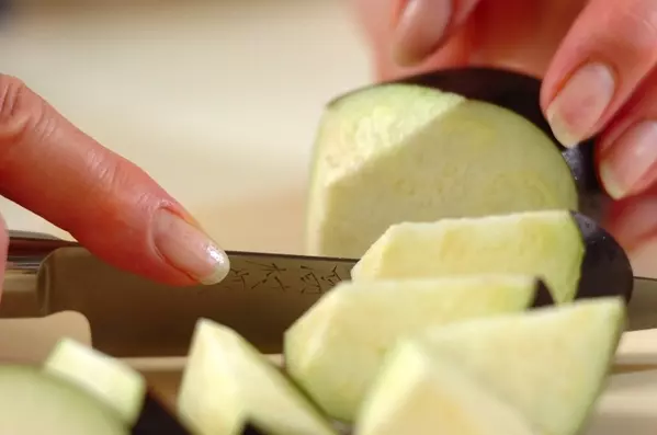 甘辛こってり!なすとピーマンの味噌炒めの作り方1