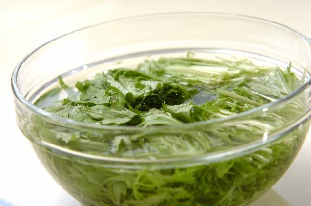 水菜と油揚げの煮浸しの作り方の手順1