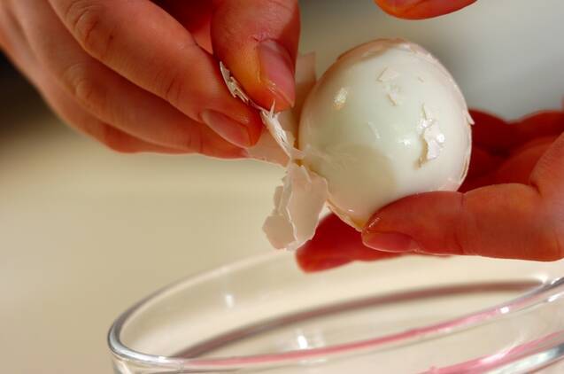 お化け卵のシーザーサラダの作り方の手順1