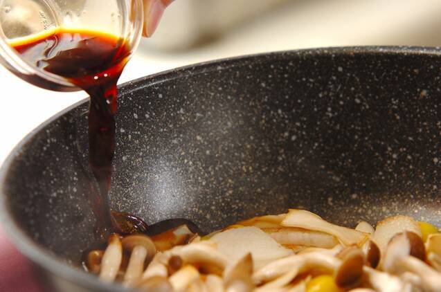 長芋とキノコのニンニクしょうゆ炒めの作り方の手順4