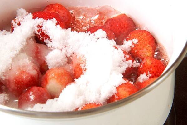 カラメルイチゴの作り方の手順1