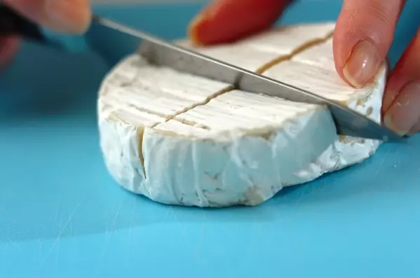 カマンベールのメープルナッツがけの作り方1