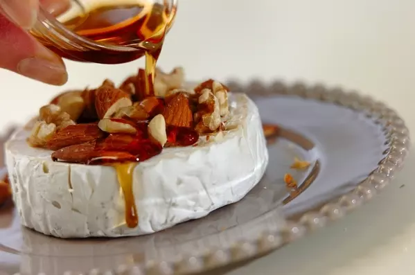 カマンベールのメープルナッツがけの作り方2