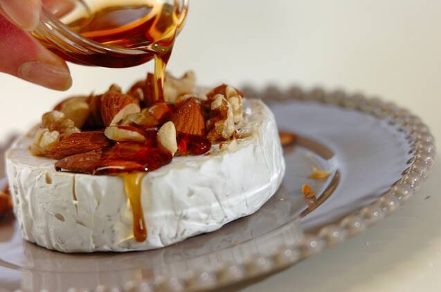 カマンベールのメープルナッツがけの作り方の手順2