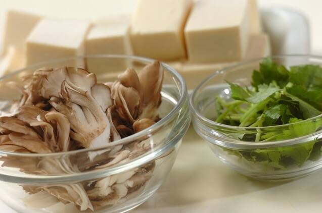 マイタケのお吸い物の作り方の手順1