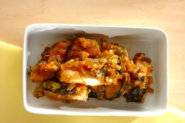 白いお皿に盛られた鯖の塩だれかけ