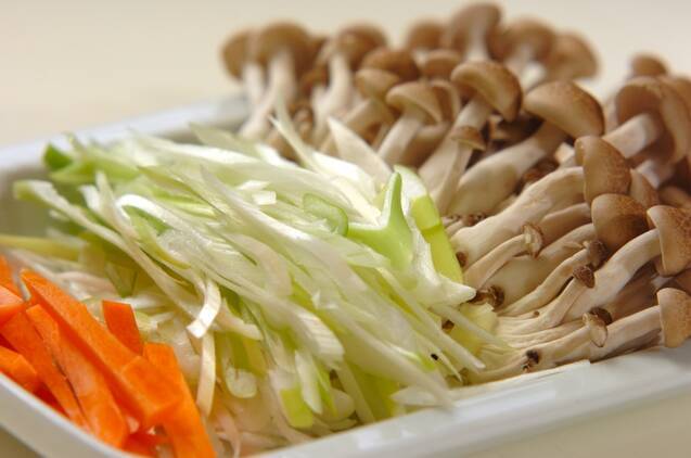 旨みたっぷり！ホタテとイカのオイスター炒めの作り方の手順3