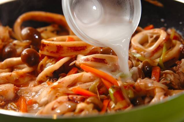 旨みたっぷり！ホタテとイカのオイスター炒めの作り方の手順6