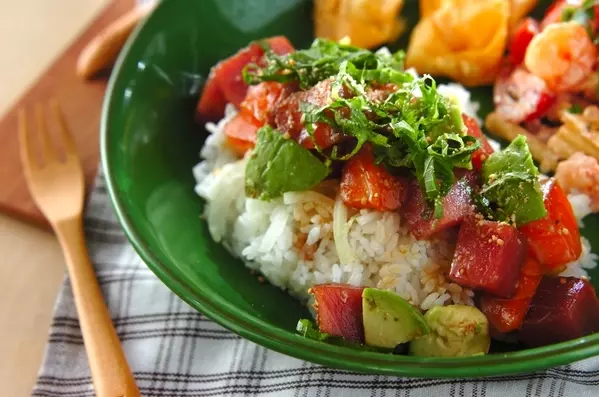 サーモン入りポキ丼