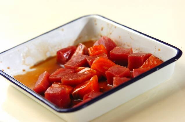 サーモン入りポキ丼の作り方の手順1