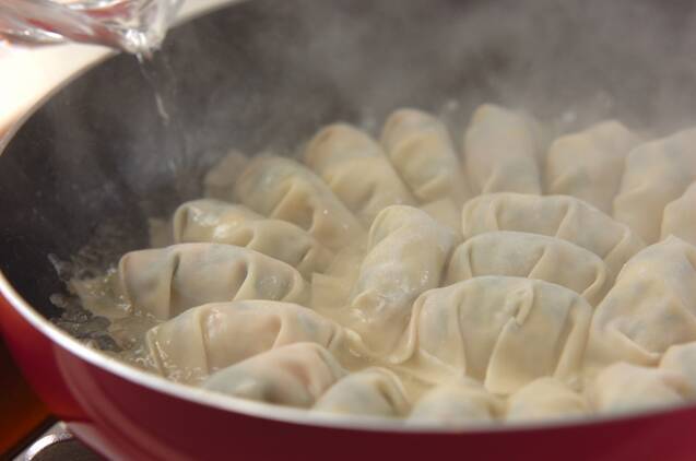たっぷり白菜入り焼き餃子の作り方の手順5
