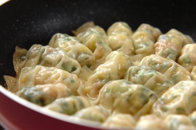 たっぷり白菜入り焼き餃子の作り方の手順6