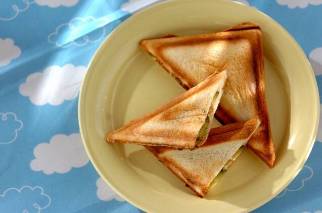 皿に盛られたゴーヤとツナのホットサンド