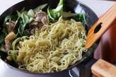 豚バラとチンゲン菜のピリ辛エスニック焼きそばの作り方4