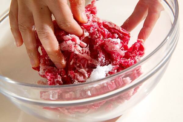 ルウなしで簡単！定番のハヤシライスの作り方の手順1