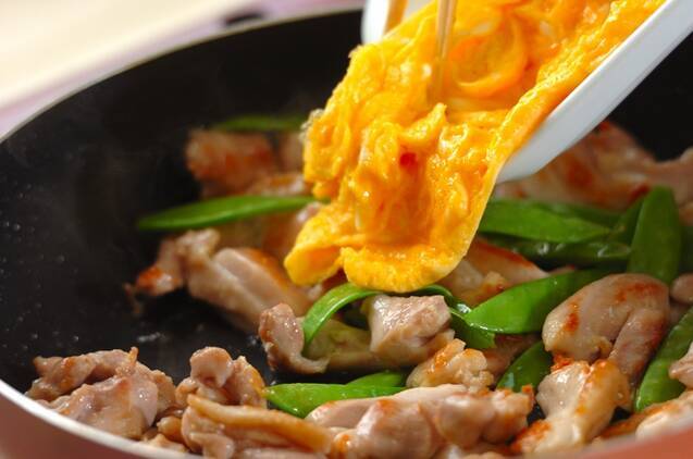 鶏とキヌサヤの卵炒めの作り方の手順4