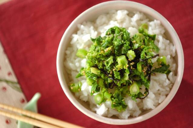 刻み菜の花の塩昆布和えのせご飯