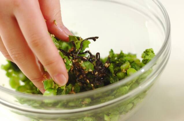 刻み菜の花の塩昆布和えのせご飯の作り方の手順3