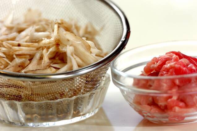 豚肉とゴボウの混ぜご飯の作り方の手順1