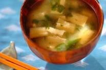 セロリ葉と揚げのみそ汁