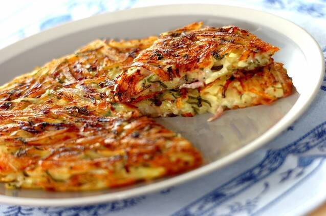 お皿に盛り付けた大葉とチーズの和風ガレット