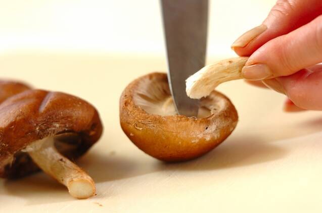 簡単万能常備菜！ナメコとシイタケの甘辛煮 by 杉本 亜希子さんの作り方の手順2