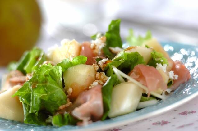 生ハムの色合いがアクセントになった洋梨のサラダ
