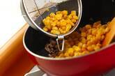 コーンとひき肉のバターじょうゆ炒めの作り方3