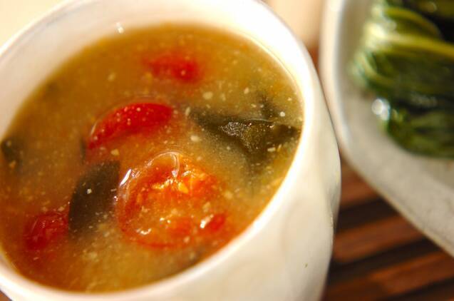 白い器にたっぷりと入った塩ワカメとミニトマトの味噌汁