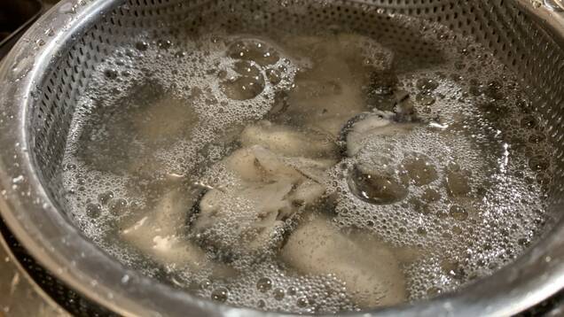 簡単プロの味 牡蠣とホタテのブルギニヨンバター by佐藤 尊紀さんの作り方の手順3