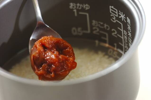 シメサバと梅の混ぜご飯の作り方の手順1