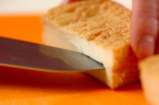 厚揚げと鮭のはさみ蒸しの作り方の手順1