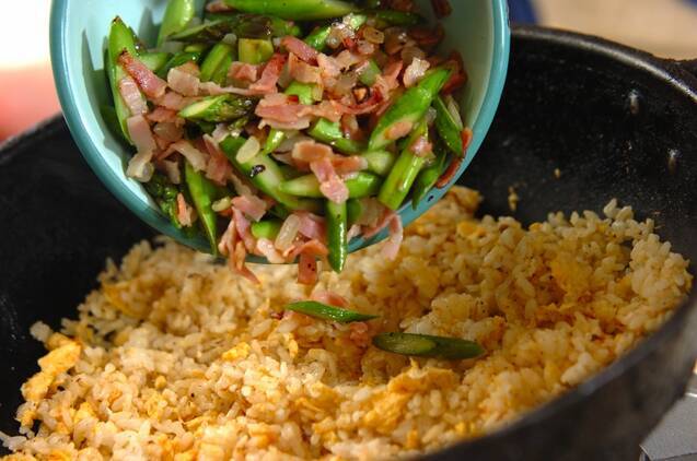 グリーンアスパラとベーコンの卵チャーハンの作り方の手順4