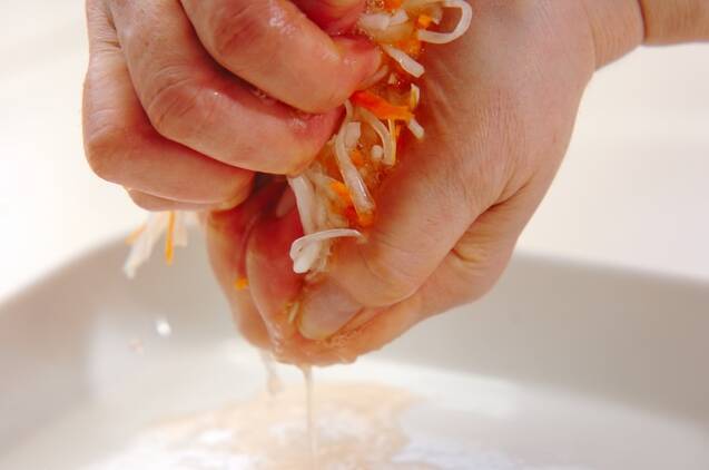 定番！大根とニンジンの酢の物の作り方の手順2