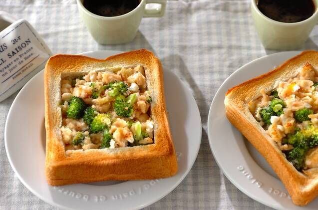 白い器に盛られたブロッコリーのタラマヨチーズトースト