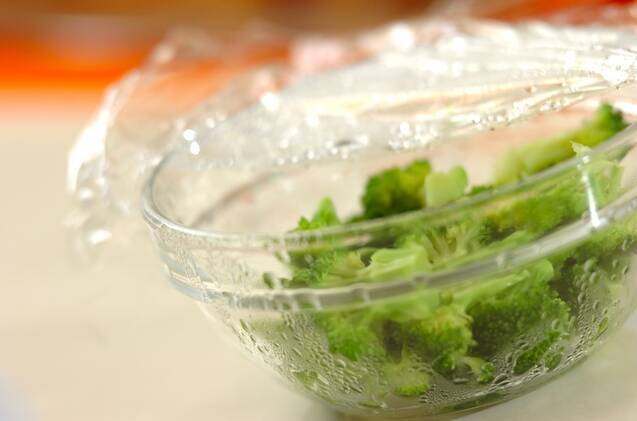 ブロッコリーのタラマヨチーズトーストの作り方の手順1