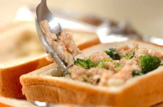 ブロッコリーのタラマヨチーズトーストの作り方の手順5