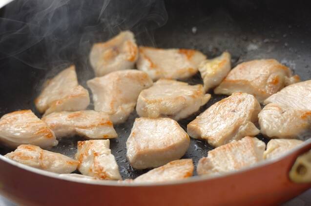 鶏むね肉とパプリカのバジル炒めの作り方の手順2