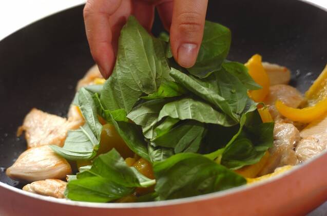 鶏むね肉とパプリカのバジル炒めの作り方の手順3