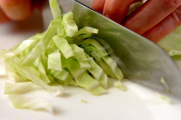 キャベツとたくあんのもみサラダの作り方の手順1