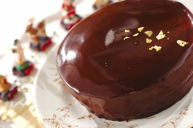 丸いプレートに盛り付けたチョコレートムースケーキ