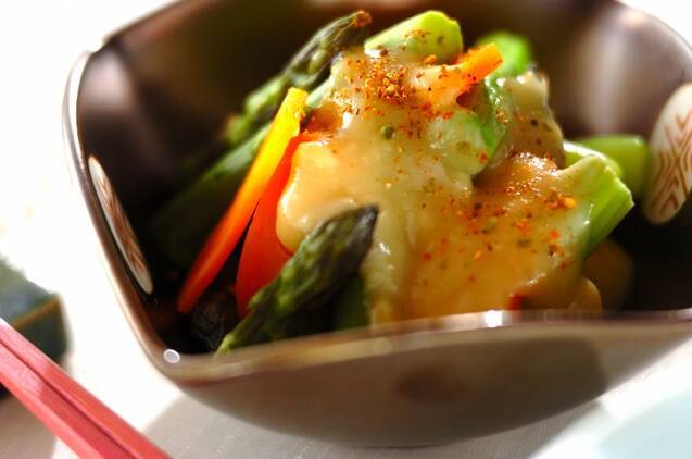 カラフルな野菜の酢味噌和えが盛られている黒い小鉢