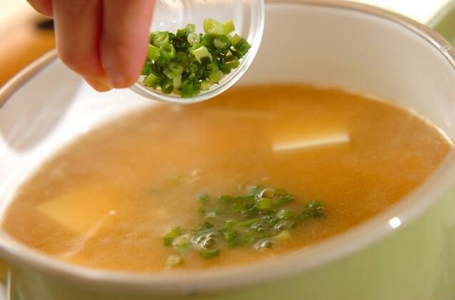 豆腐とエノキのみそ汁の作り方の手順3