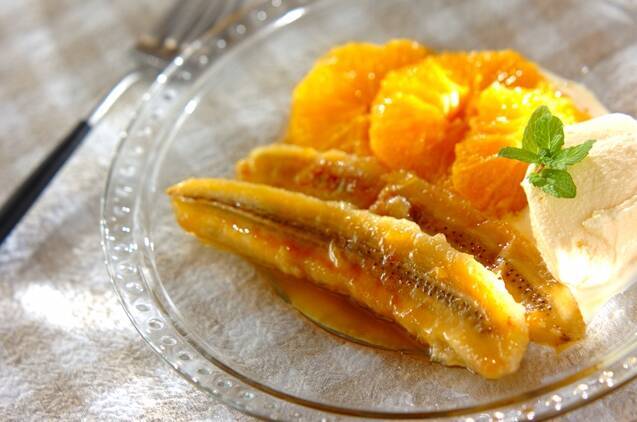 透明な皿に盛られた、焼きフルーツとアイスクリームのカラメルソースがけ