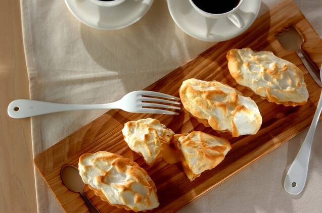 木のお皿に並んだミニレモンパイ